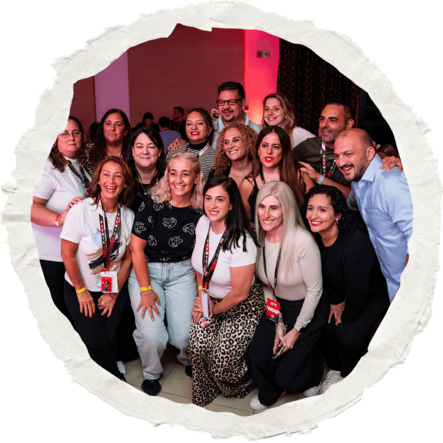 Fotografía del equipo de Viví Orlando en un círculo